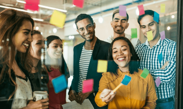 Equipo de AXIORY facilitando una sesión del Programa del Líder de Bienestar